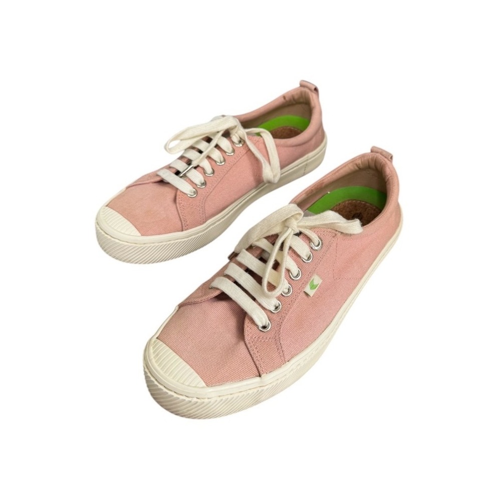 🌴 Cariuma Pink and White Low-Top Canvas Sneakers